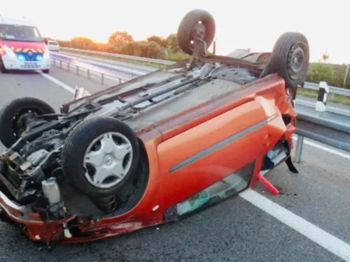 Ombrée d'Anjou. Une voiture finit sur le toit