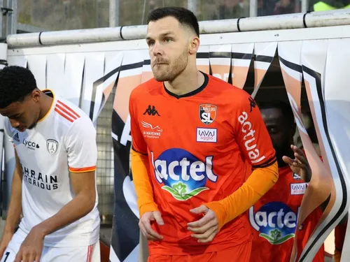 Stade lavallois - Angers Sco. Pas de Bobichon et Seidou à Laval,...