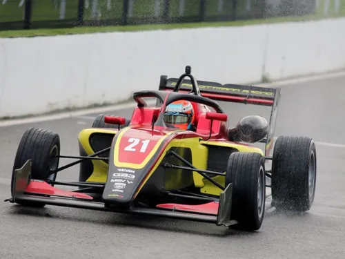 Automobile. Le pilote Mayennais Arthur Rogeon passe en monoplace