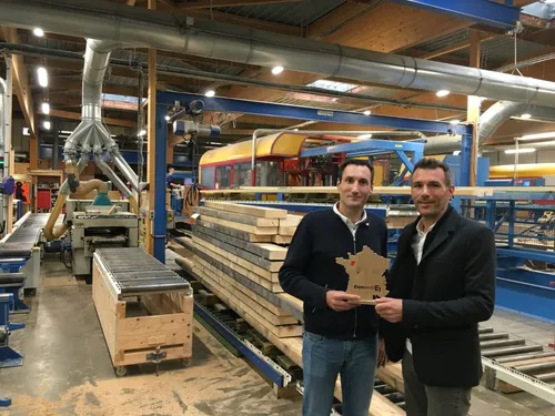 Simplé. Les dirigeants de Cruard charpente récompensés par un...