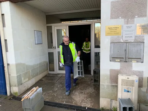 Angers. Nettoyage de la place Molière, retour des commerçants......