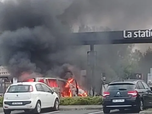 Segré :  un utilitaire en feu à la station essence du Super U