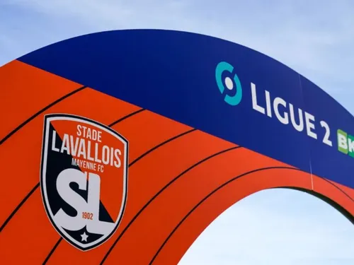 Mercato. Stade lavallois : à droite à gauche, Laval regarde et discute