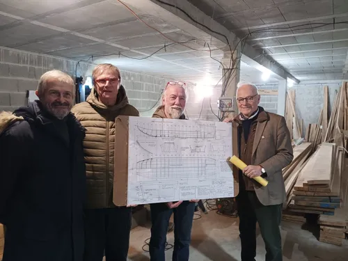 Les Ponts-de-Cé. Ces bénévoles construisent leur propre bateau...