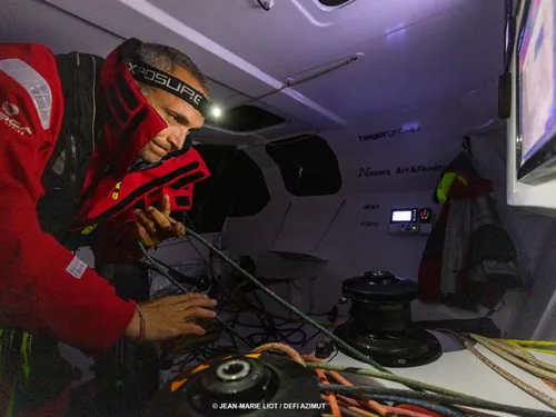 Route du Rhum : explosion et incendie à bord du bateau de Fabrice...