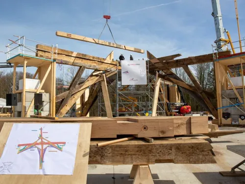 L'entreprise mayennaise Cruard Charpente achève le tabouret de la...