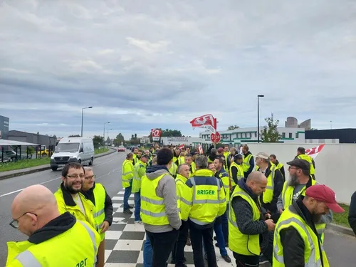 Grève Transports Bréger : des camions à quai pour demander une...