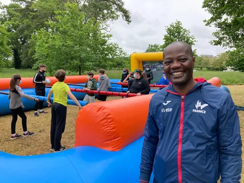 150 collégiens de Maine-et-Loire découvrent le cécifoot