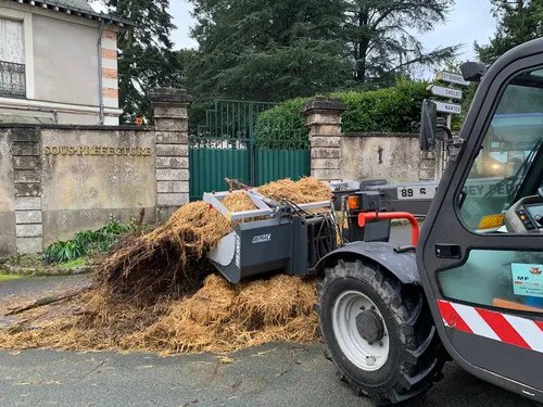 Segré-en-Anjou Bleu. Le Leclerc tagué, du fumier devant la...