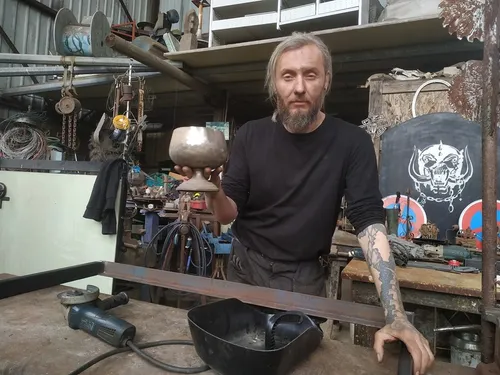 Hellfest : cet artiste segréen refait le décor du festival chaque...