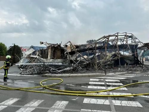 Mort de Nahel : une nuit de violences urbaines à Laval, des tags à...