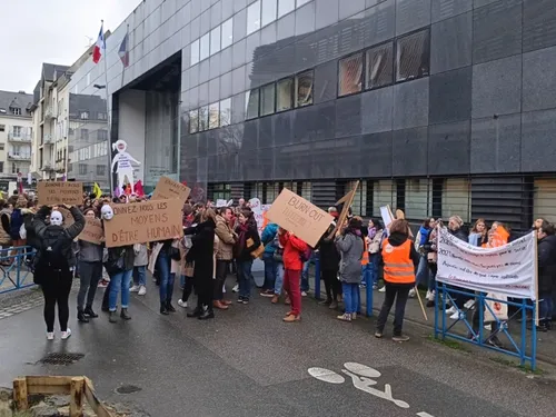 Laval. 200 agents de la Protection de l'enfance manifestent leur...