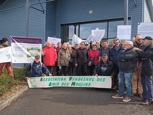 Craon. 40 manifestants s'opposent à la destruction des barrages sur...
