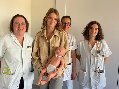 CHU d'Angers. Sœur d'un enfant trachéotomisé, elle remet un...