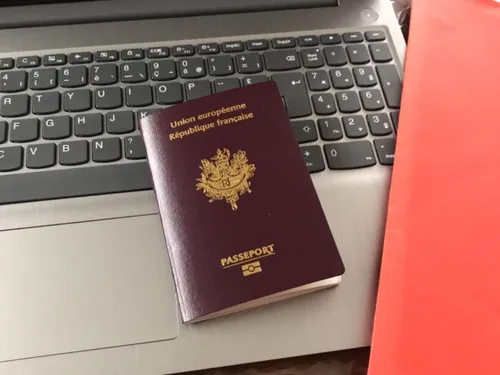 Titres d'identité : des dispositifs d'urgence à Angers et Laval...