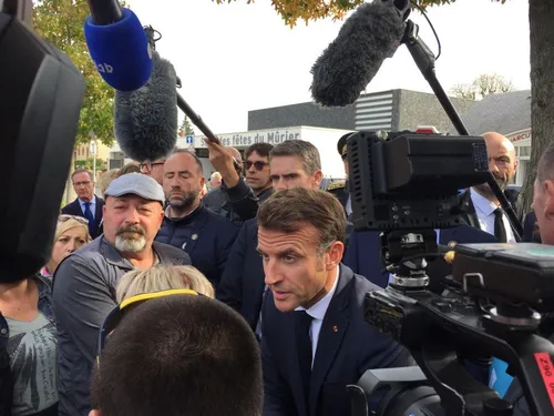 Emmanuel Macron en Mayenne : "faut pas se leurrer, c'est pas...