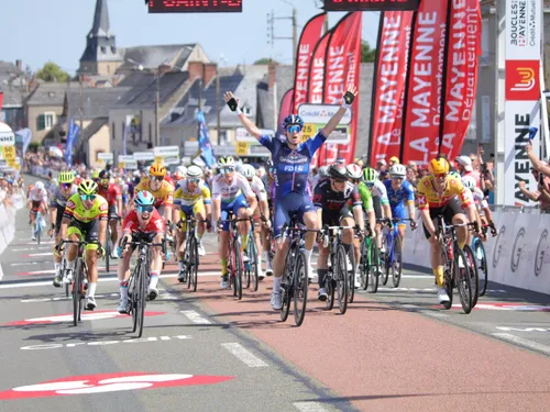 Boucles de la Mayenne : Arnaud Démare s'impose pour la première...