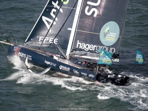Route du Rhum :  Fabrice Amedeo dérouté après une voie d'eau,...
