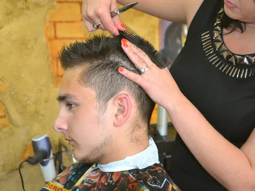 Nuance Coiffure à Vern d’anjou (49) recrute un(e) coiffeur(se).