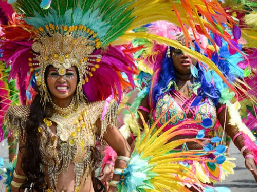UN TOUR DU MONDE EN RYTHMES ET EN COULEUR SUR LES CHAMPS- ÉLYSÉES