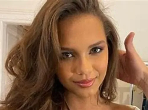 Miss France 2024 : Indira Ampiot se confie sur ses projets à...