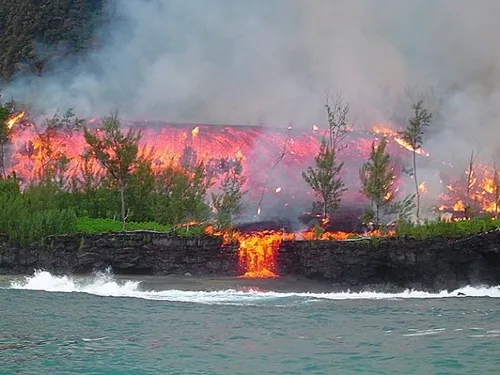 La lave du Piton de la Fournaise plonge dans l’océan : des images...