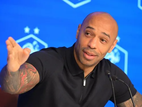 Thierry Henry rend visite à l'équipe de France après leur succès...
