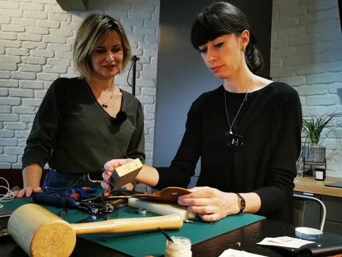 Estelle Challenge : une pochette alsacienne en cuir upcyclé