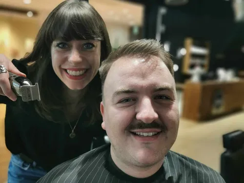 Movember Challenge : Estelle fait une moustache à... Charly !