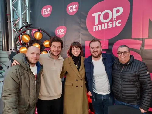 On Est Tous Debout en gare de Strasbourg avec Amir et deux...
