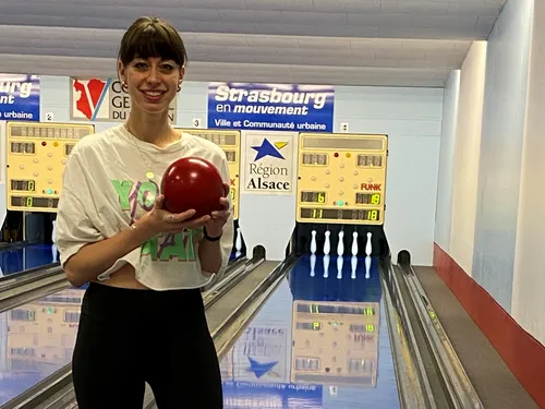 Challenge de quilles pour Estelle avec le Ninepin Bowling Classic