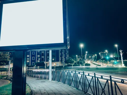 Publicités lumineuses : l’arsenal de sanctions renforcées