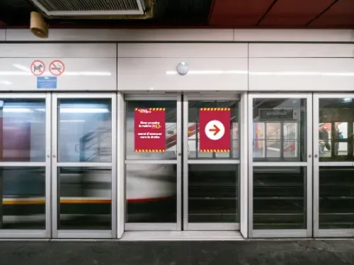 Un dispositif lumineux vert installé dans les stations de métro