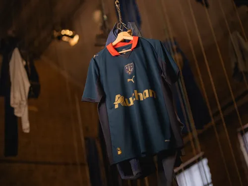 Le RC Lens dévoile son maillot Sainte-Barbe