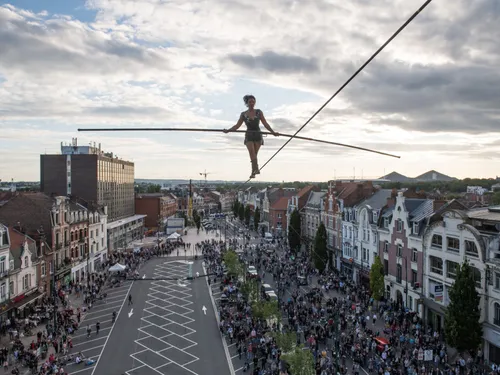 Des bénévoles recherchés pour aider une funambule à relier deux...