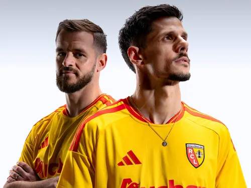 Le RC Lens dévoile son nouveau maillot domicile