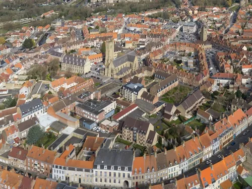 Bergues obtient le label "Village étape" !