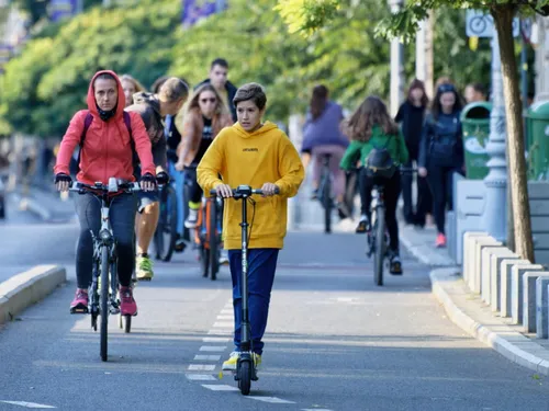 Trottinettes électriques : le port du casque devient obligatoire à...