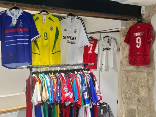 Une vente de maillots de foot collector à Lille