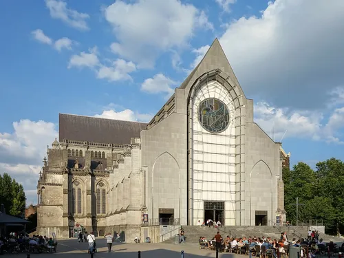 La messe du pape retransmise depuis la Cathédrale Notre-Dame de la...
