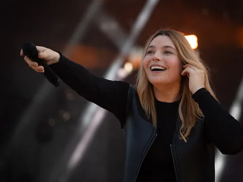 Santa signe la nouvelle musique des Enfoirés