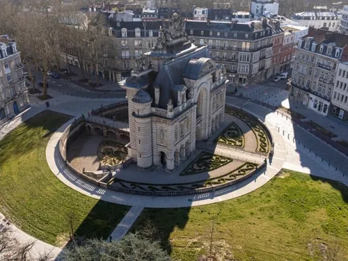 Un rassemblement à Lille en soutien aux commerçants impactés par...