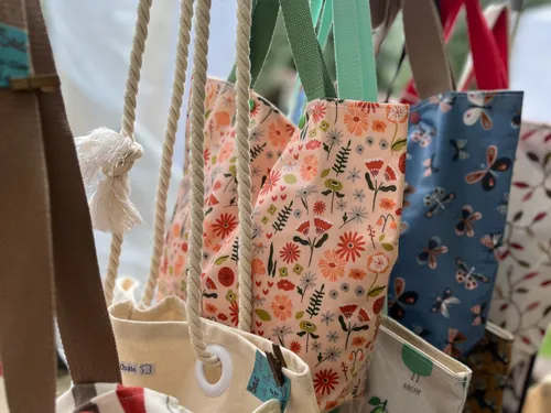 Un marché au bord de l'eau à Clairmarais