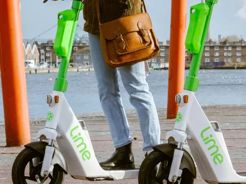 Trottinettes électriques : toute la région rend obligatoire le port...