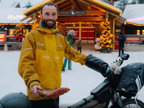 Valenciennes-Rovaniemi : 2 800 km à vélo pour livrer des lettres...