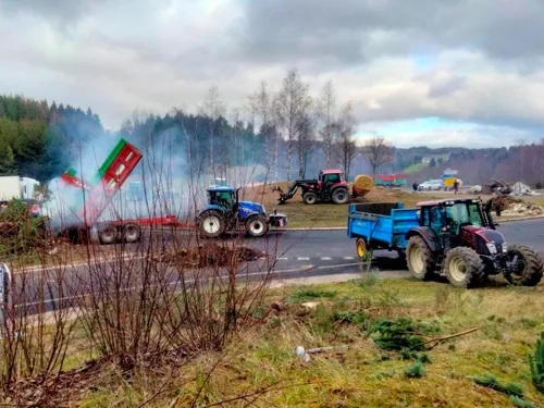 Les agriculteurs lozériens lèvent le blogage au Buisson