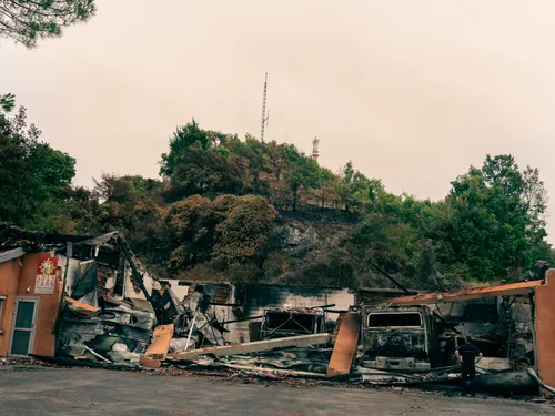Caserne détruite, véhicules brûlés : comment les pompiers de...