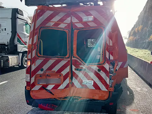 Un véhicule de la DIR centre-Ouest percuté pendant une intervention