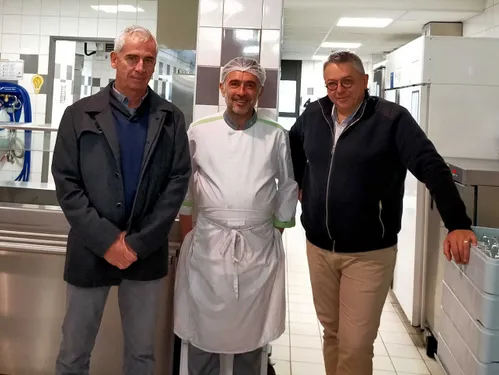    Que mange-t-on  dans les cantines scolaires  ?