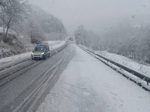 Un épisode neigeux plus intense que prévu dans le Cantal : des...